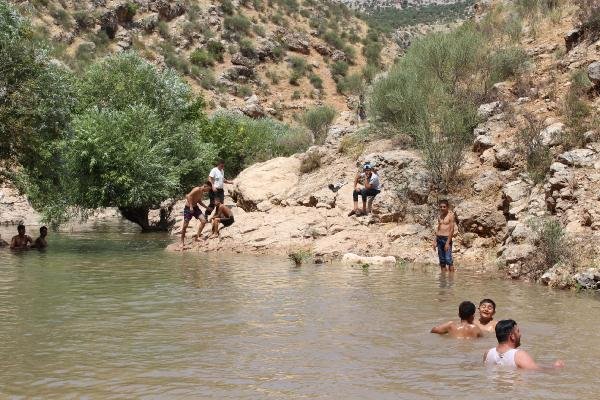 d Adıyamanlı gençler serinlemek için havuz yaptırdı