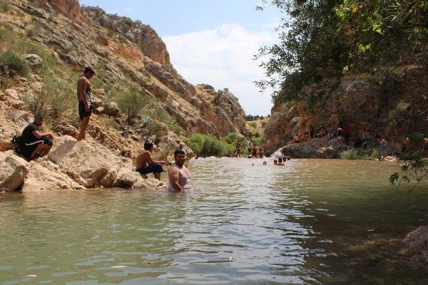 d Adıyamanlı gençler serinlemek için havuz yaptırdı