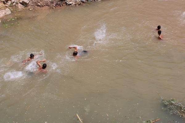d Adıyamanlı gençler serinlemek için havuz yaptırdı
