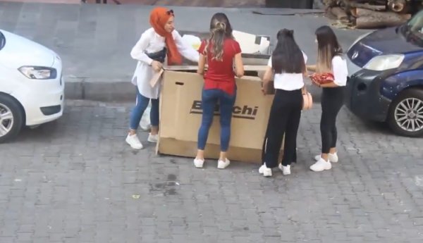 Kağıt toplayan çocuğa bisiklet sürprizi