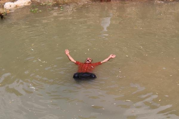 d Adıyamanlı gençler serinlemek için havuz yaptırdı