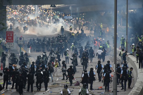 r Hong Kong'da protestoculara gözaltılar