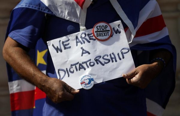 İngiltere'de halk sokakta