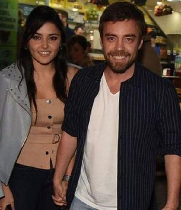 Hande Erçel sevgilisini dinlemeye gitti