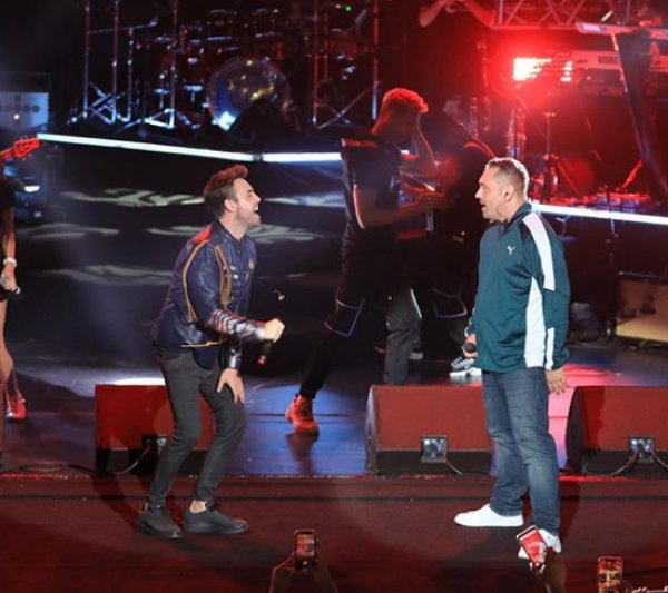 Hande Erçel sevgilisini dinlemeye gitti