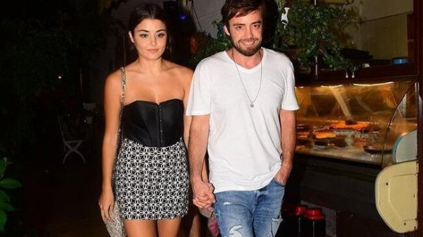 Hande Erçel sevgilisini dinlemeye gitti