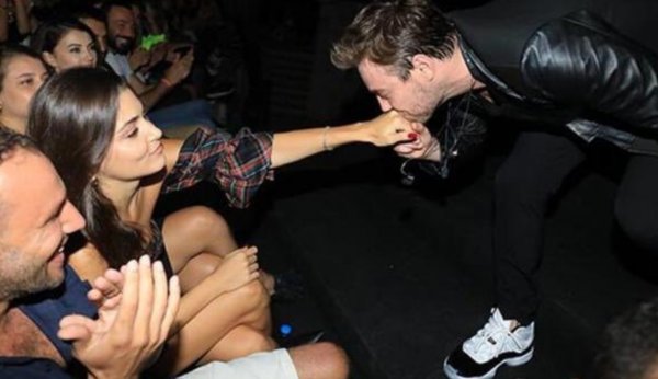 Hande Erçel sevgilisini dinlemeye gitti