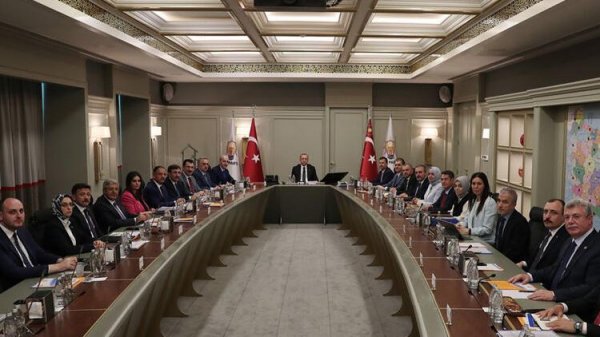 AK Parti MYK'da Davutoğlu'na ihraç kararı