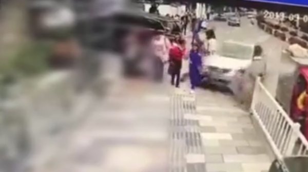 Çinli sürücünün kaldırımdaki yayaları ezdiği an