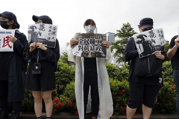 Hong Kong'ta öğrenciler sokaklara döküldü