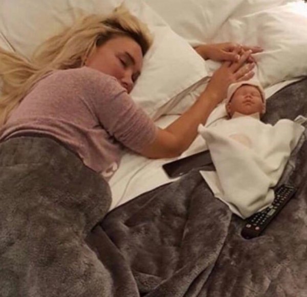 Seren Serengil oyuncak bebeğiyle uyudu