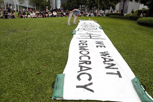 Hong Kong'ta öğrenciler sokaklara döküldü