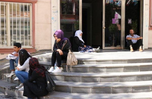 i Diyarbakır HDP binası önünde oturma eylemi