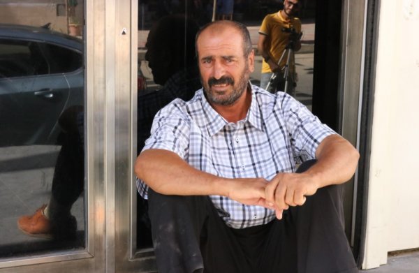 i Diyarbakır HDP binası önünde oturma eylemi