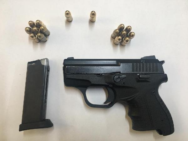 d Ayrıldığı eşinin evine silahla girerken yakalandı