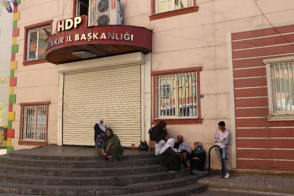 d Diyarbakır'da ailelerin eylemi üzerine HDP kepenk kapattı