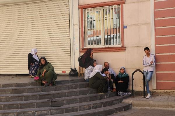 d Diyarbakır'da ailelerin eylemi üzerine HDP kepenk kapattı