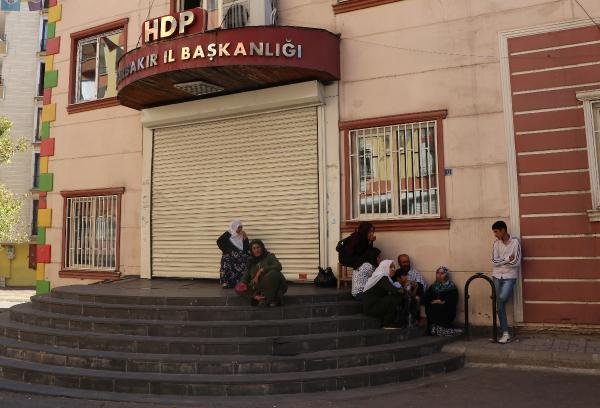 d Diyarbakır'da ailelerin eylemi üzerine HDP kepenk kapattı