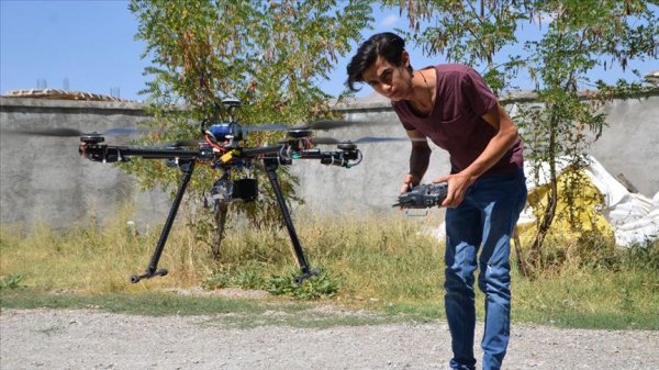 a Hakkarili genç, hurda malzemelerle drone yaptı