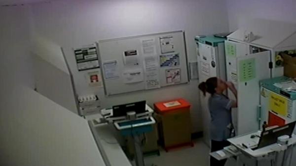 d İngiliz hemşire çocuklara verilen ağrı kesicileri çaldı