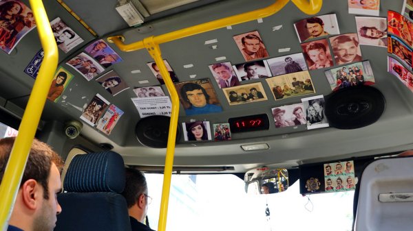 Miniübüste Yeşilçam müziği ve fotoğraflarıyla yolculuk