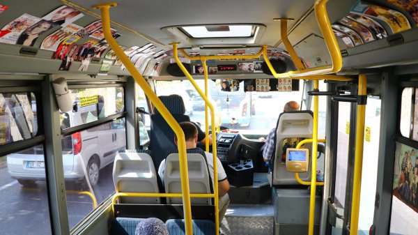 Miniübüste Yeşilçam müziği ve fotoğraflarıyla yolculuk