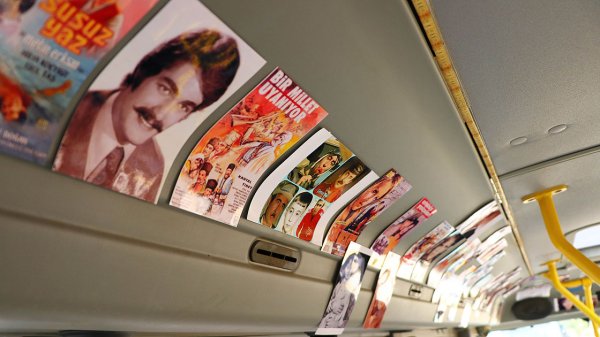 Miniübüste Yeşilçam müziği ve fotoğraflarıyla yolculuk