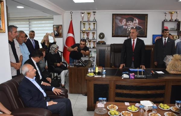 Kemal Kılıçdaroğlu'na deve sütü ikramı