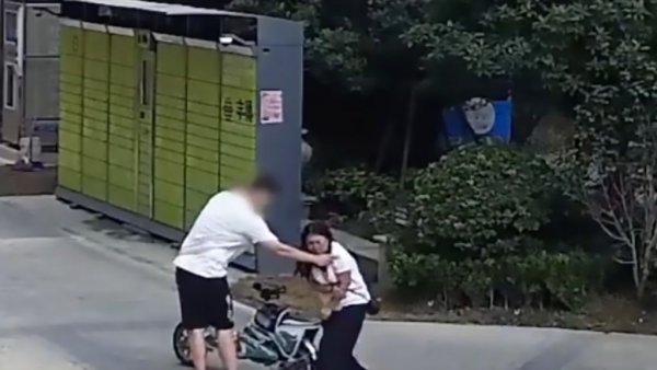 Sevgilisine top atan çocuğa uçan tekme attı