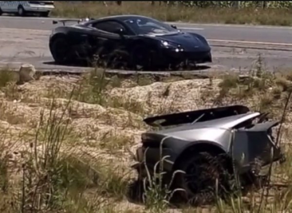 Meksika'da cip, çarptığı lüks aracı ikiye böldü
