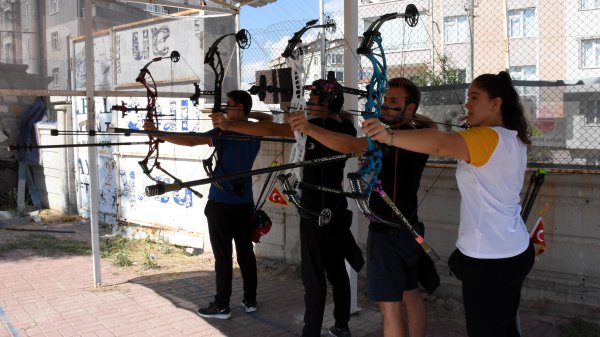 a Okçuluk sayesinde dikkat eksikliğini yendi