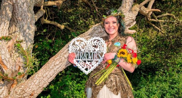 İngiltere'de bir kadın, ağaçla evlendi