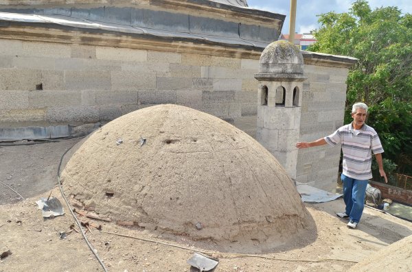 500 yıllık caminin kubbelerindeki kurşunları çaldılar