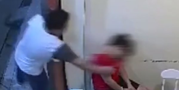 Çinli sapık uyuyan kasiyeri taciz etti