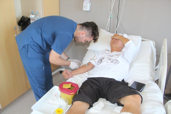 a Singapurlu gezgin 7 metreden düştü