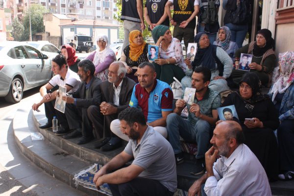 Diyarbakır'da HDP binası önünde Türk bayrağı açıldı