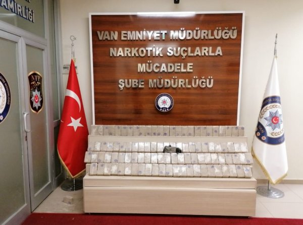 i Narkotik köpeği 'Kara' 50 kilo eroin buldu