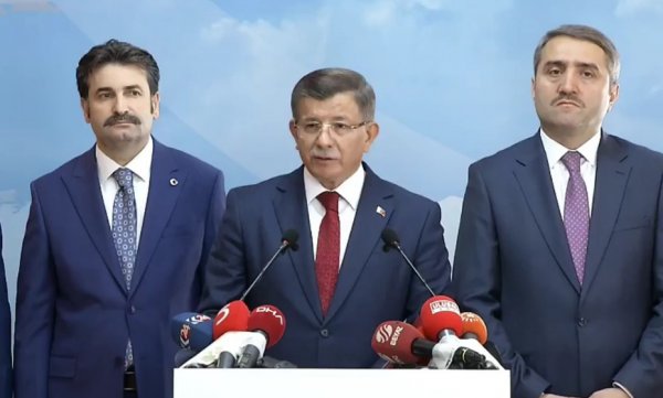 Haber kanalları Davutoğlu'nun istifasını canlı veremedi