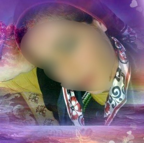 Av tüfeğiyle vurduktan sonra, oturup başında sigara içti