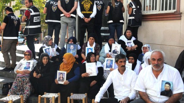 a Diyarbakır'daki ailelerin oturma eylemi 11'inci gününde