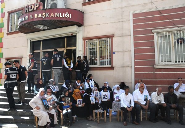 a Diyarbakır'daki ailelerin oturma eylemi 11'inci gününde