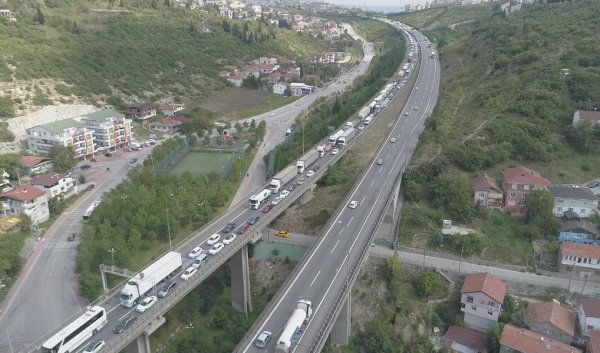 4 araç birbirine girdi, TEM kilitlendi