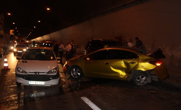 4 araç birbirine girdi, TEM kilitlendi