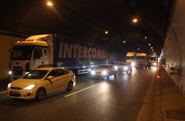 4 araç birbirine girdi, TEM kilitlendi