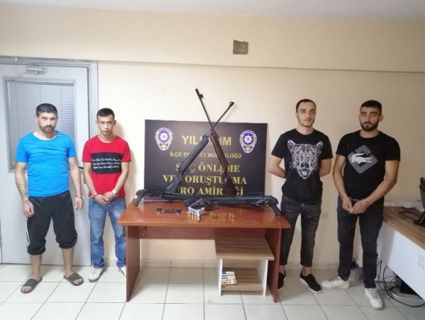 Çekirdek çitleyen arkadaşını vurdu