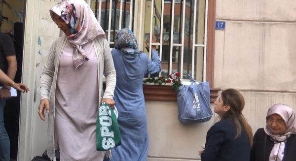 HDP önünde süren annelerin eyleminde gergin anlar