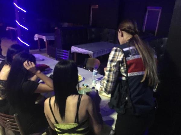 Cinsel istismar hükümlüsünü polis, pavyonda buldu