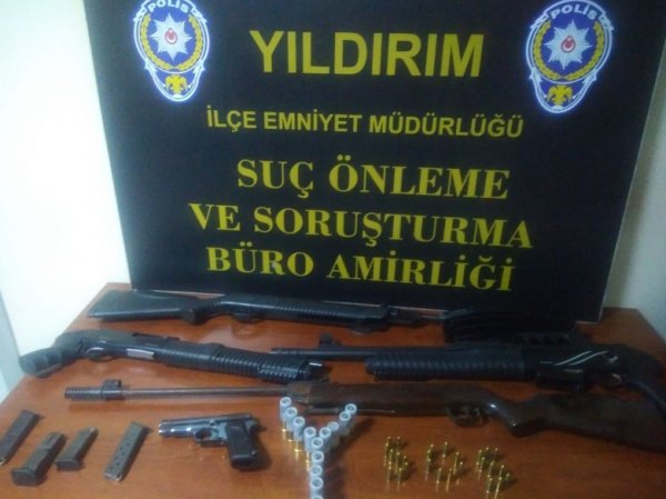 Çekirdek çitleyen arkadaşını vurdu