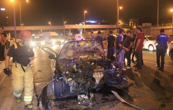 i Makas attı, önce bariyere sonra başka araca çarptı