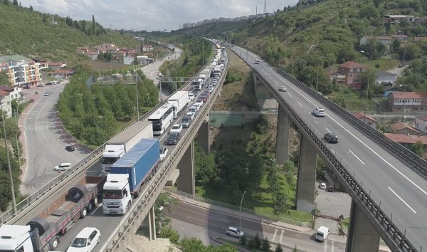 4 araç birbirine girdi, TEM kilitlendi